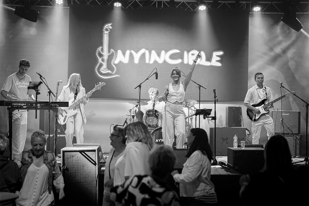 Waarom 70’s, 80’s en 90’s muziek live zo goed werkt bij een coverband