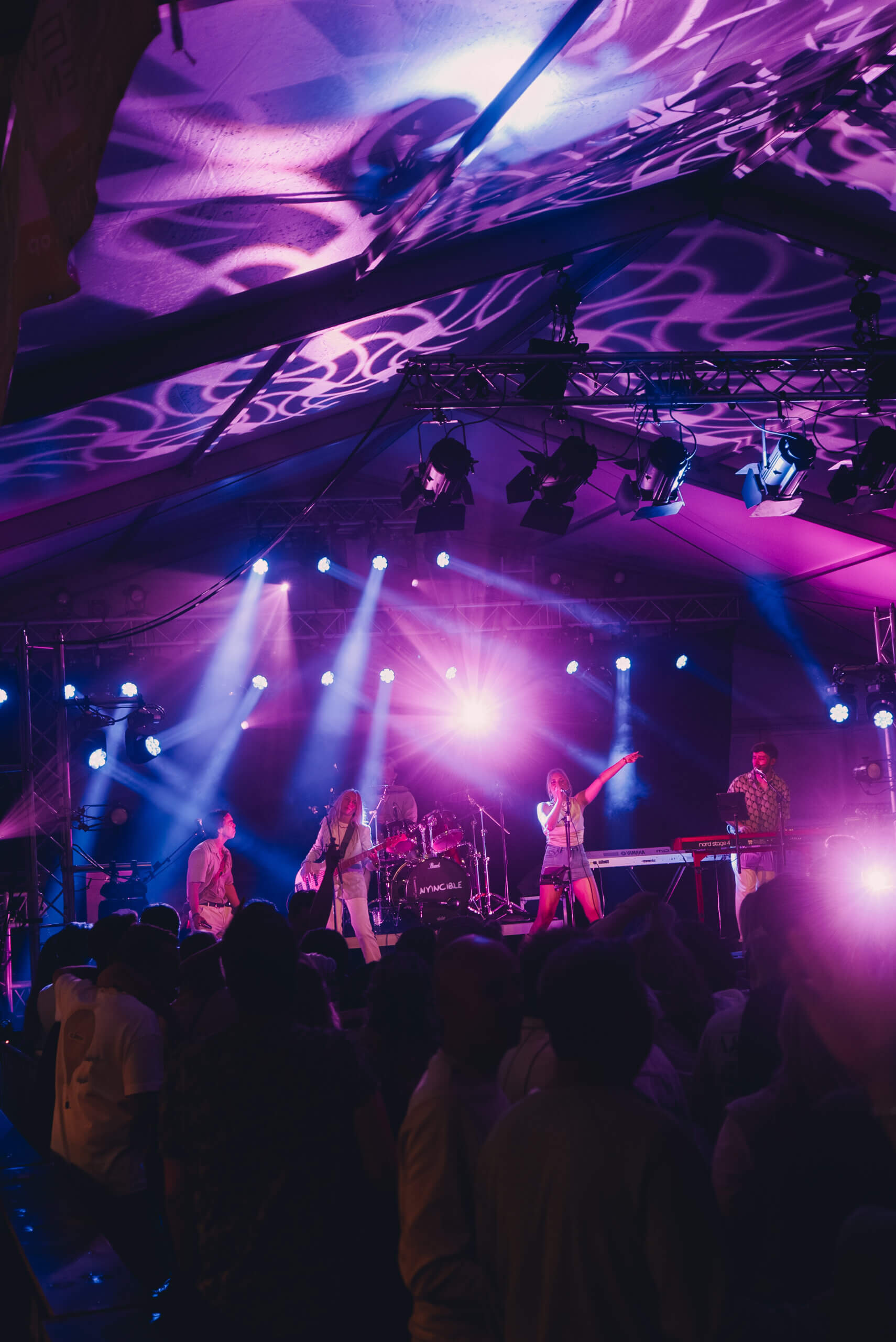 Live muziek op een bedrijfsfeest: waarom een coverband het verschil maakt